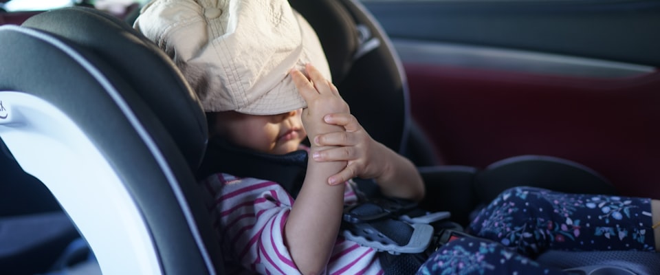 Siège auto bébé installé dans une voiture