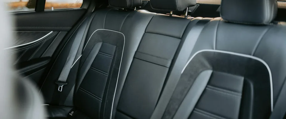 Deux sièges auto installés côte à côte sur la banquette arrière