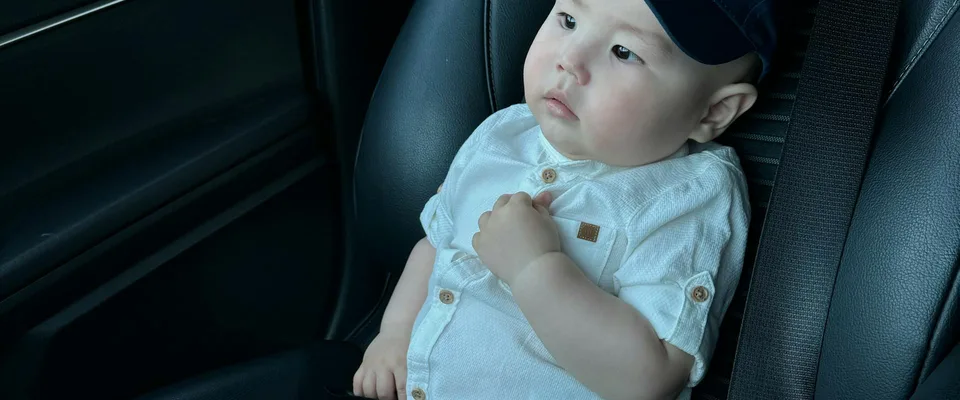 Jeune enfant assis en sécurité dans un siège auto avec harnais 5 points